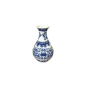 Chinoiserie Blue and White Porcelain Curling Vine Bud Vase, Pear